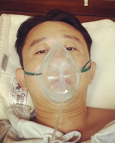 有吉弘行が病室のベッドで酸素マスクをつけて横たわっている写真