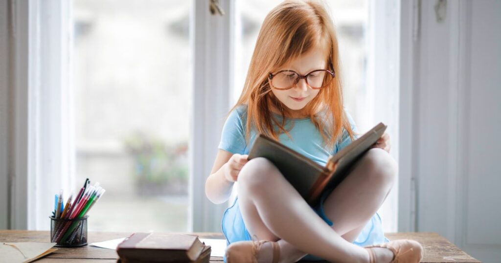 本を読んでる女の子